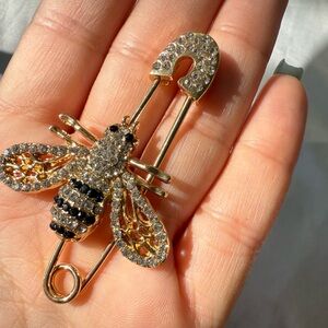 new! Queen Bee luxury vintage Brooch